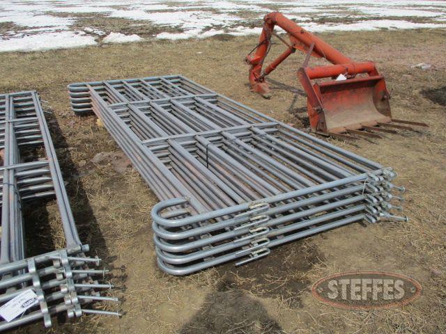 (10) interlocking portable corral panels,_1.jpg